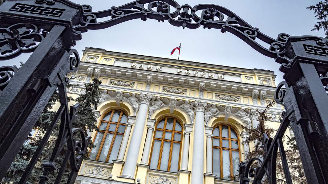 Утекай: россияне забирают валюту из банков