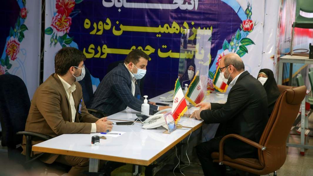 Хоссейн Дехган, бывший министр обороны, регистрируется в качестве кандидата на президентских выборах в Министерстве внутренних дел в Тегеране, Иран