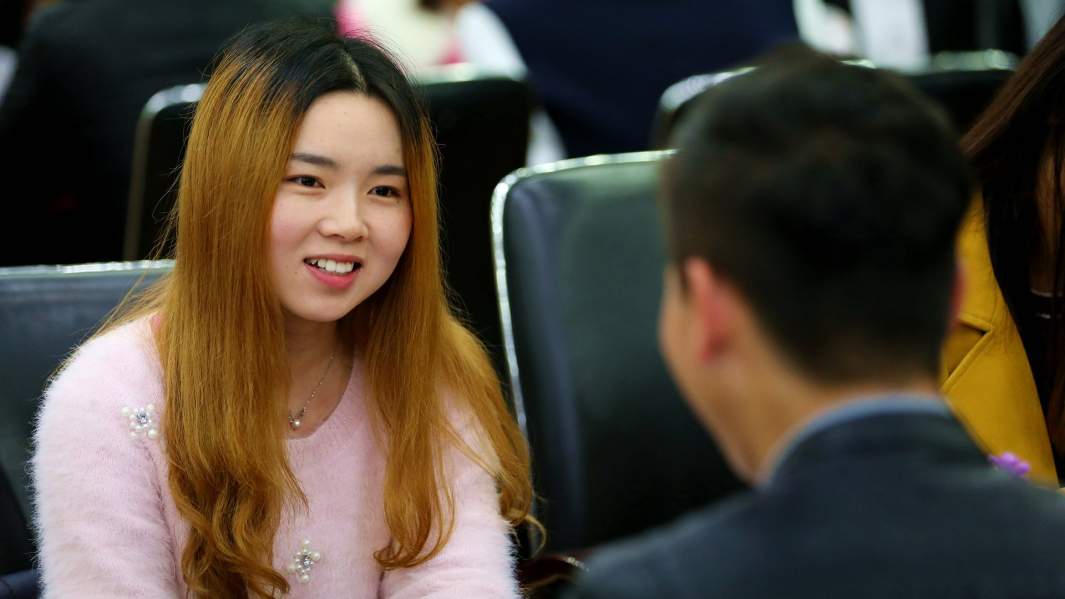 Китайские молодые люди общаются