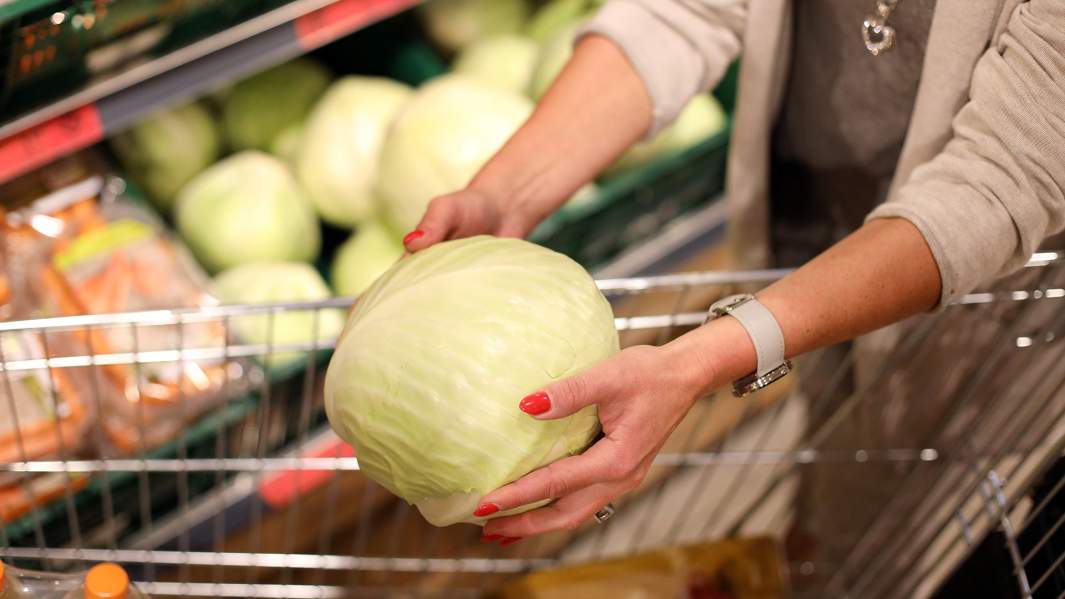 капуста в продуктовой тележке