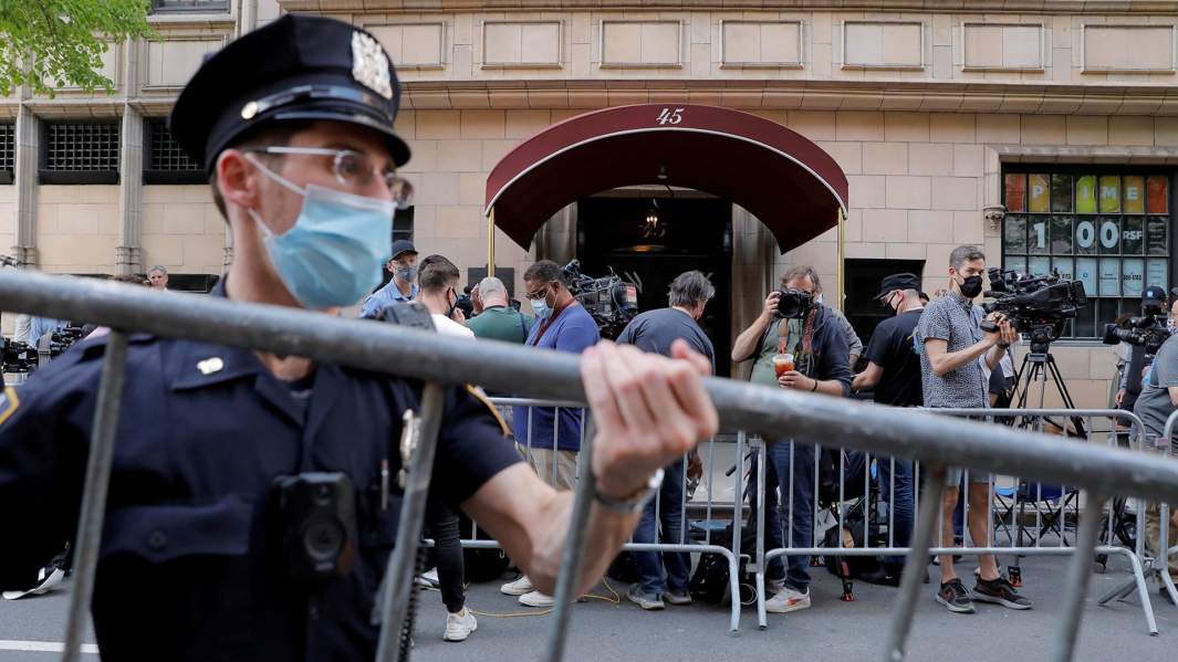 Офицер полиции устанавливает заграждение возле жилого дома бывшего мэра Нью-Йорка и личного адвоката Трампа Руди Джулиани на Манхэттене
