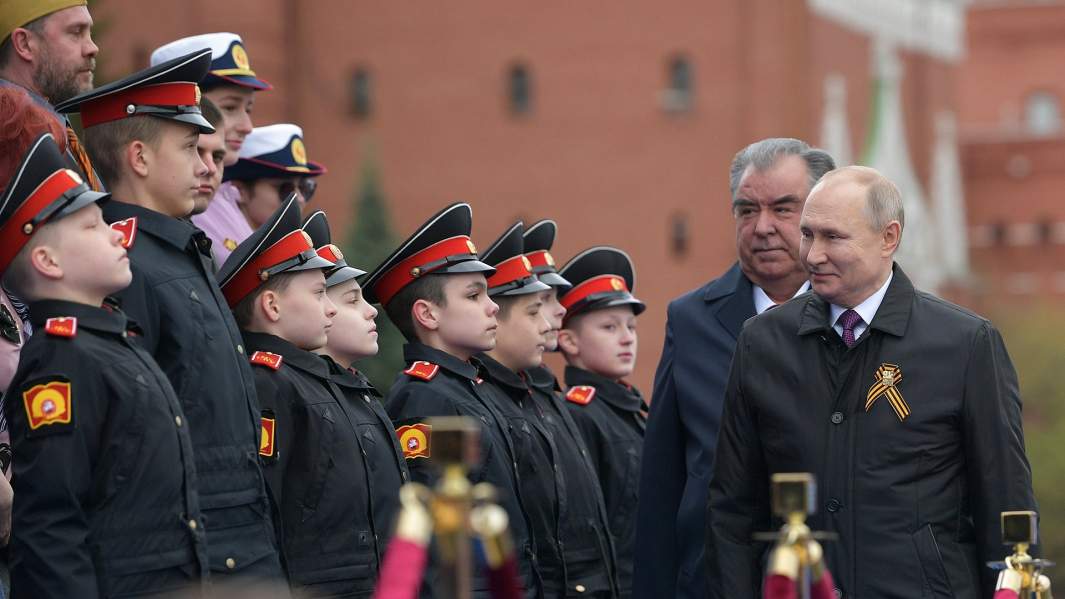 Владимир Путин и Эмомали Рахмон на Параде Победы в Москве