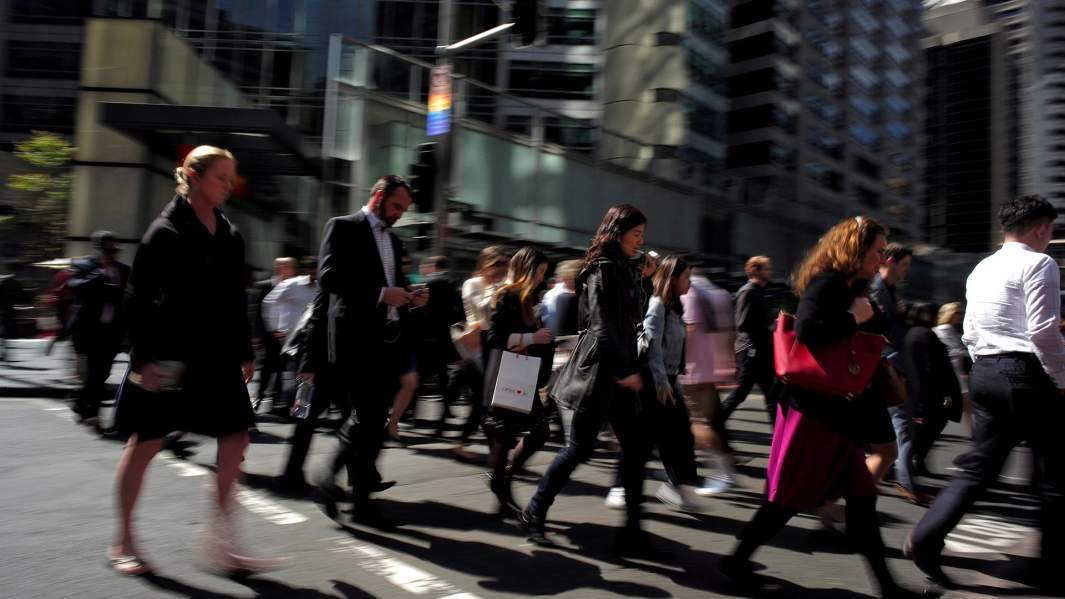 люди идут утром на работу