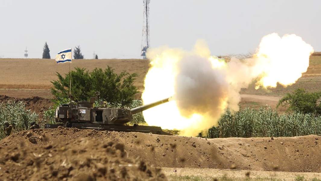 Израильская САУ ведет огонь по Газе