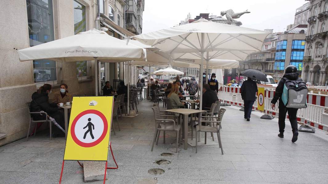 Люди на веранде кафе в Мадриде