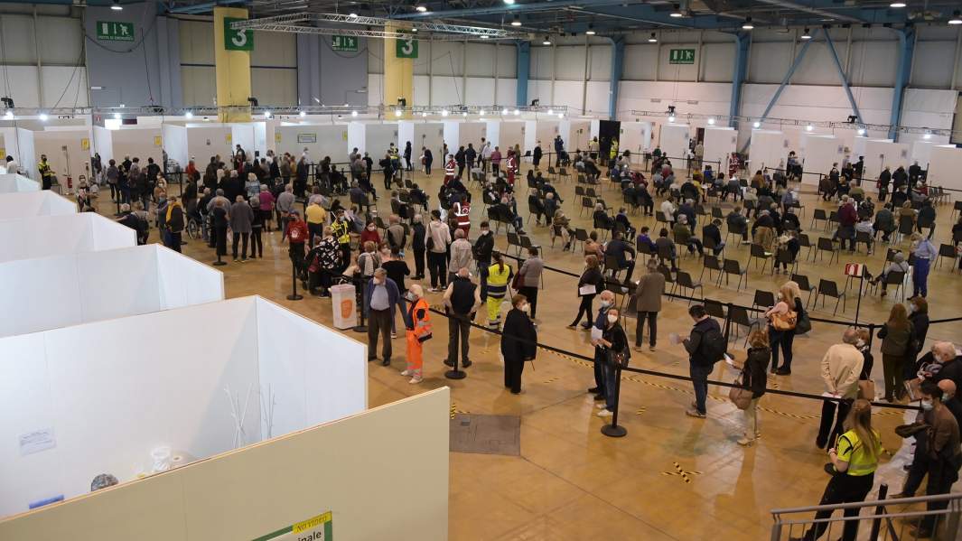 Очередь на вакцинацию в Ломбардии, Италия