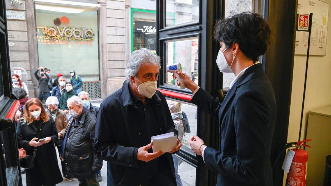 Жителям Милана меряют температуру при входе в театр