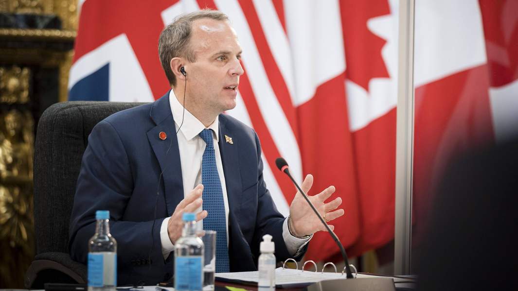 Государственный секретарь по иностранным делам Соединенного Королевства Великобритании и Северной Ирландии Доминик Рааб  на заседании по случаю встречи министров иностранных дел G7 в Лондоне