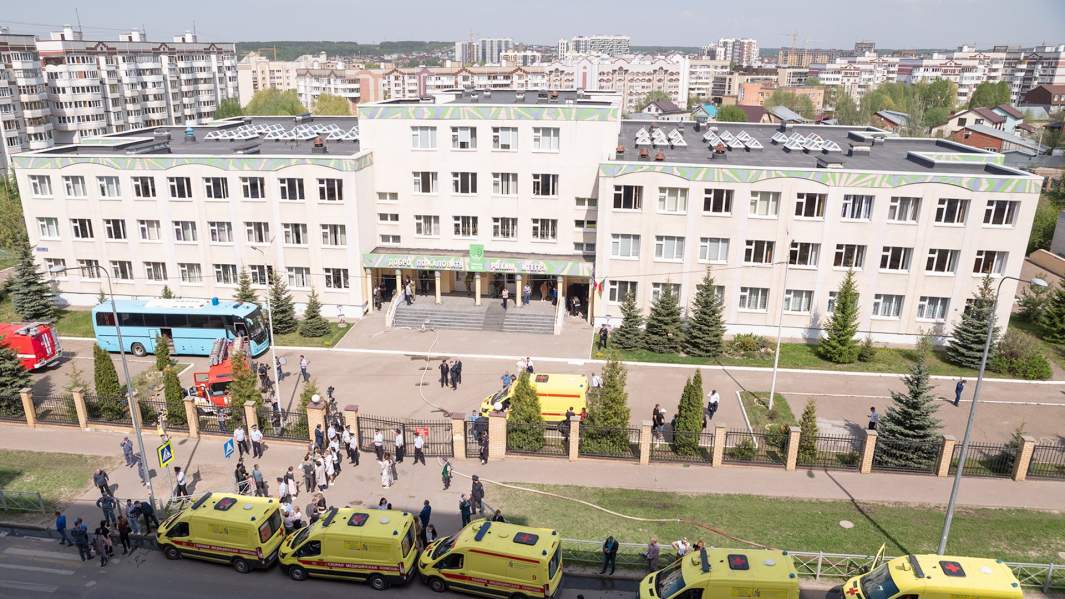 Автомобили скорой помощи и правоохранительных органов у школы № 175