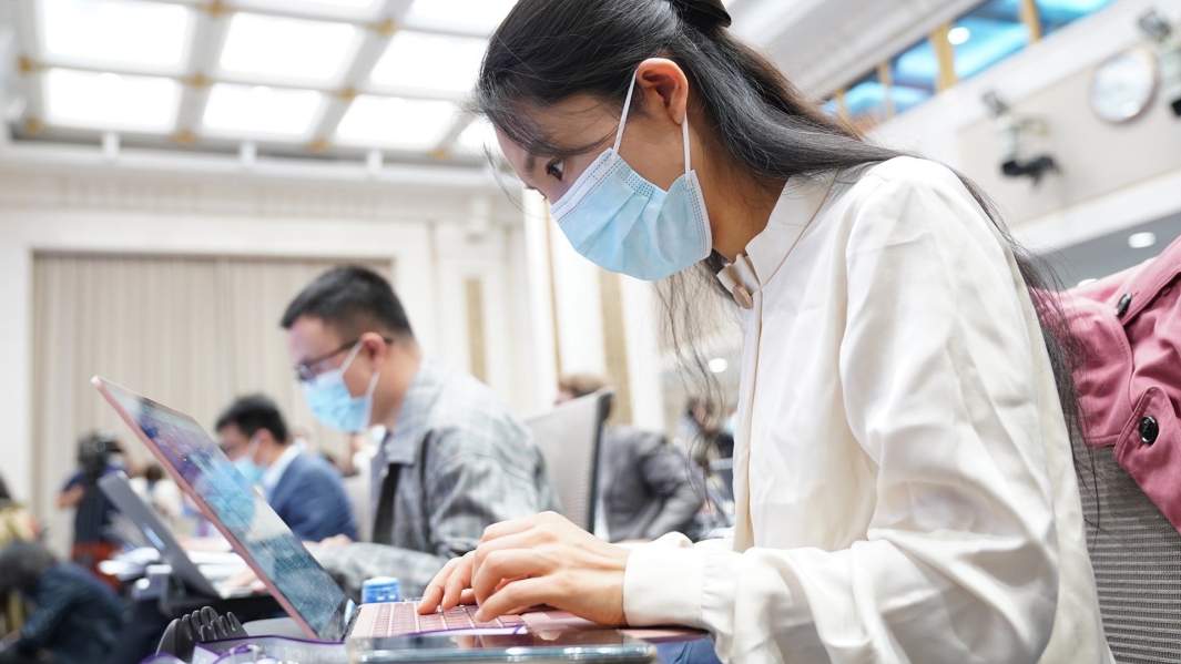 Журналисты принимают участие в пресс-конференции Информационного бюро Государственного совета по данным седьмой национальной переписи населения в Пекине