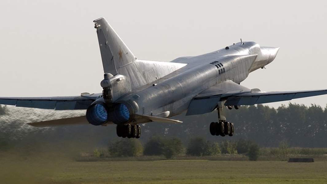 Дальний сверхзвуковой бомбардировщик Ту-22М3 во время взлета
