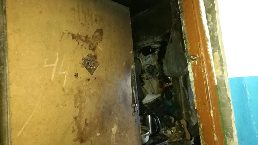 Входная дверь в квартиру жителя Сахалинской области