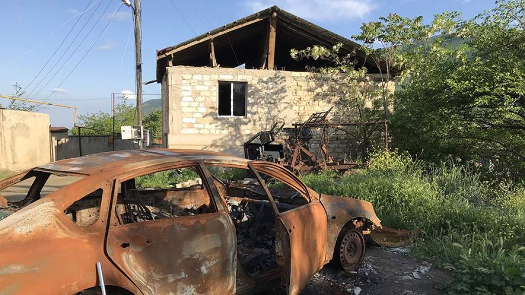Сгоревший автомобиль во дворе брошенного дома