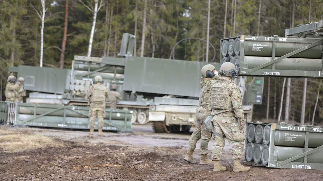 Солдаты 1-го батальона 77-го полка армии США