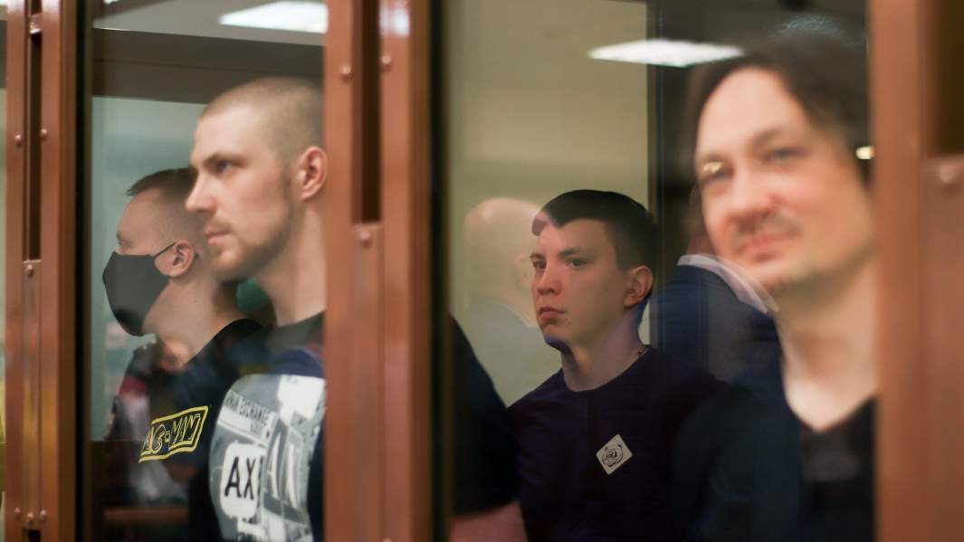 Оглашение Мосгорсудом приговора экс-полицейским, Максиму Уметбаеву и Игорю Ляховцу (слева направо на первом плане), а также Роману Феофанову и Акбару Сергалиеву (слева направо на втором плане)