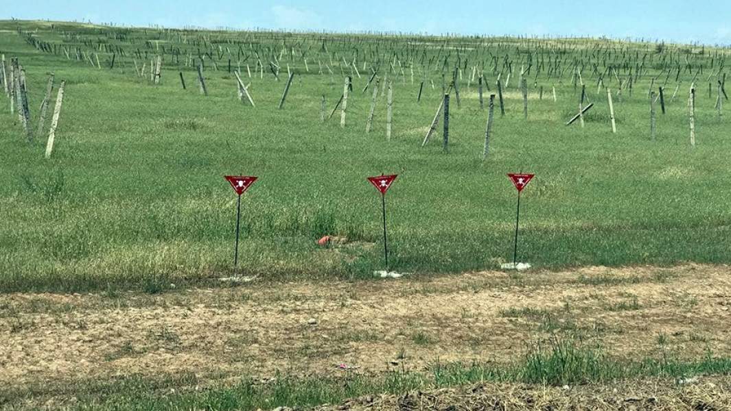 Таблички «Mina ve sursatlardan korunun» — «Остерегайтесь мин и взрывчатых веществ»м