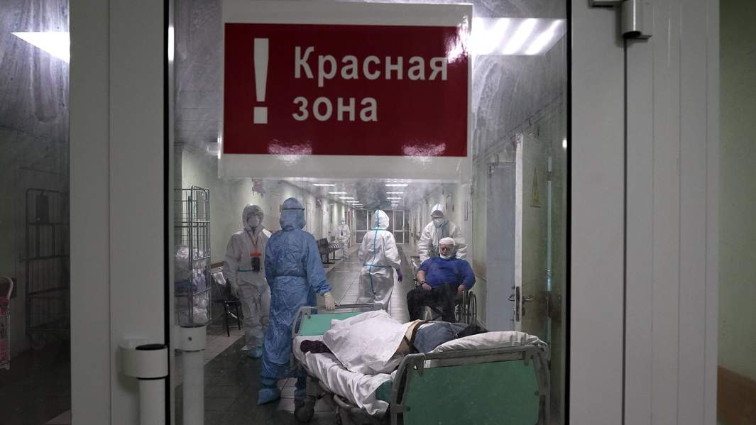 медицинские работники с пациентами в красной зоне