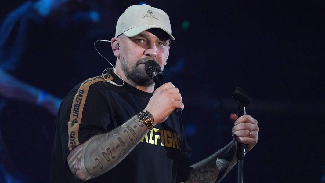 Музыкант и продюсер Баста (Василий Вакуленко) перед главным боем вечера бокса Gazfight в Баскетбольном центре «Химки» между Дмитрием Кудряшовым и Евгением Романовым в отборочном поединке на титул чемпиона мира WBC в новой весовой категории Bridgerweight