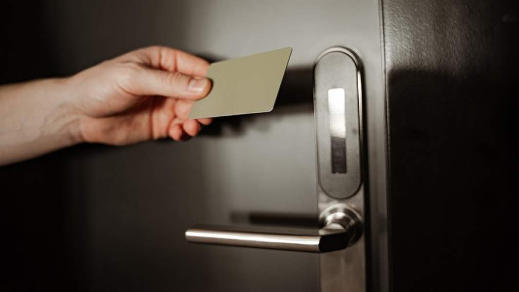 Ключ и дверь номера отеля