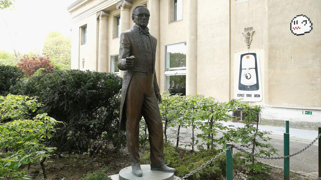 Статуя Пьера Кардена, выставленная ​​на Елисейских полях в Париже