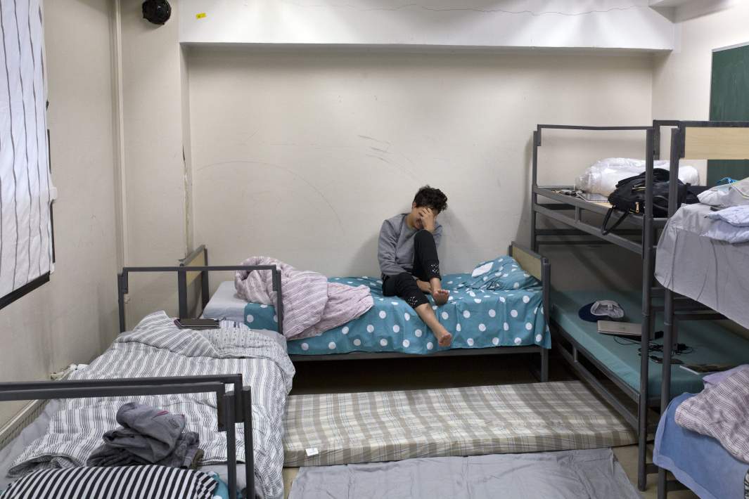 Беженец из Сирии, Мохамед Асаид Альхатеб, 14 лет, сидит на своей кровати в комнате своей семьи в центре приема Йоутсено 2 ноября 2016 года в Йустсено, Финляндия