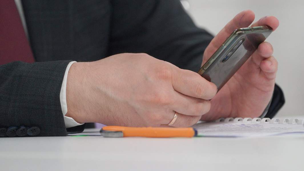 телефон рука