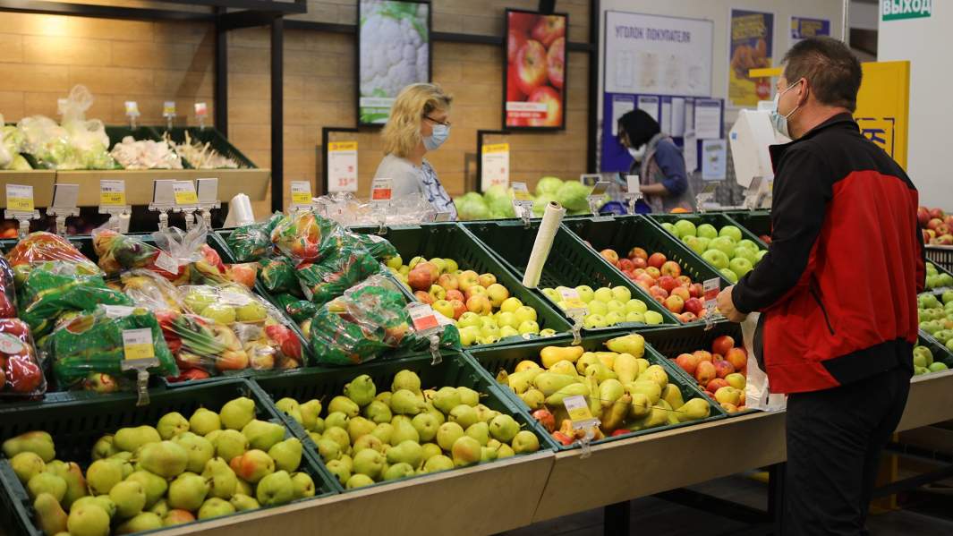 отдел фруктов в супермаркете