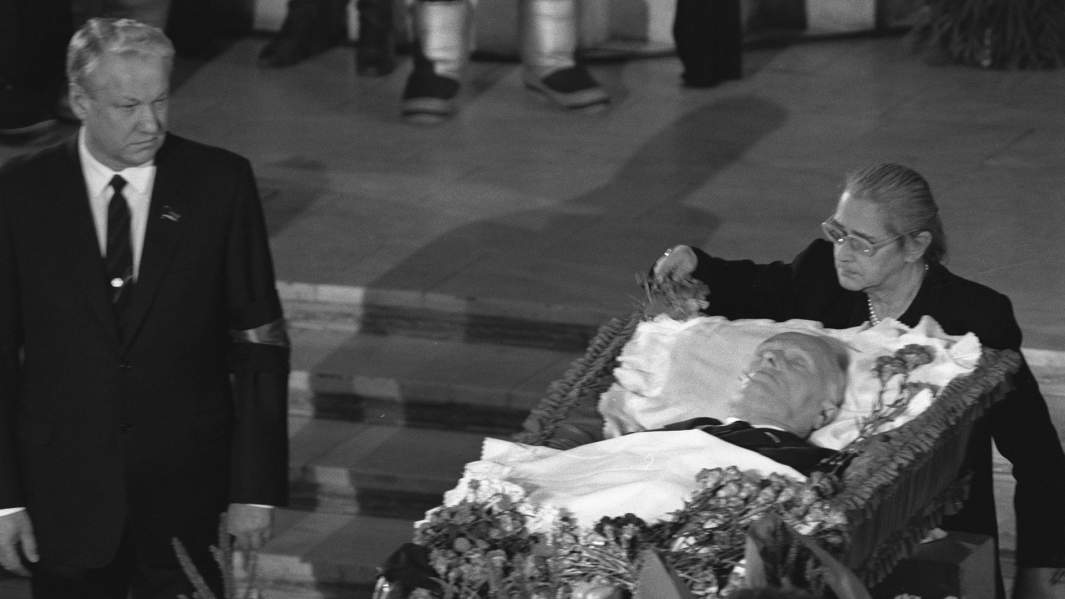 Борис Николаевич Ельцин на траурной церемонии прощания с академиком Андреем Сахаровым. У гроба — вдова Елена Георгиевна Боннэр