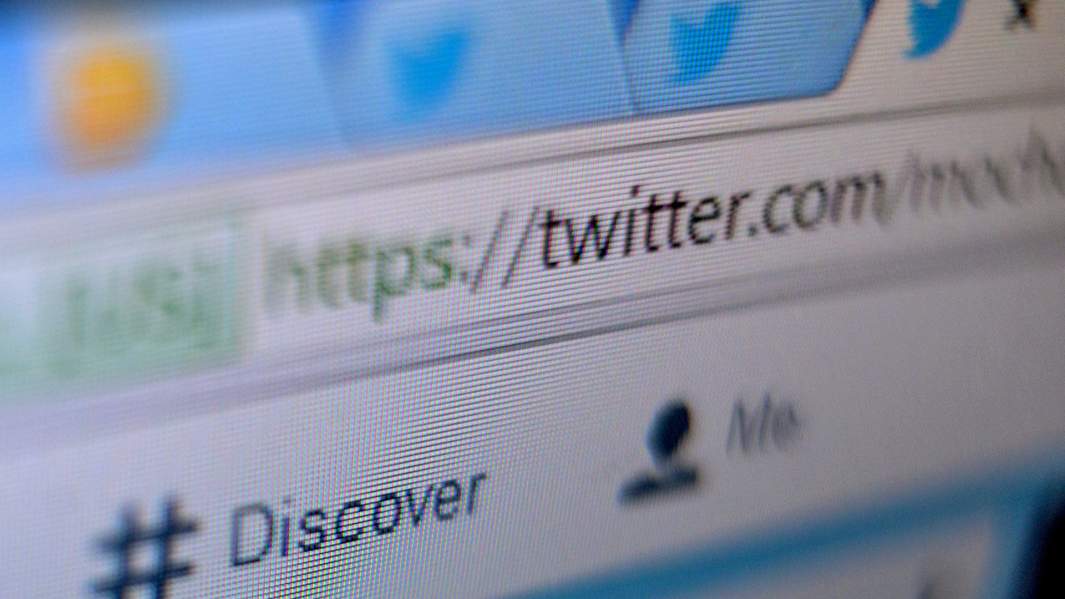 Страница сайта Twitter в окне браузера компьютера