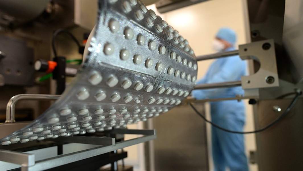 Упаковка таблеток на блистерной машине на фармацевтическом предприятии