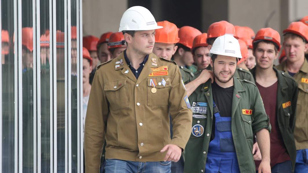 Студенческий отряд на строительстве "Стадиона Калининград" к чемпионату мира по футболу 2018 года на острове Октябрьский в Калининграде