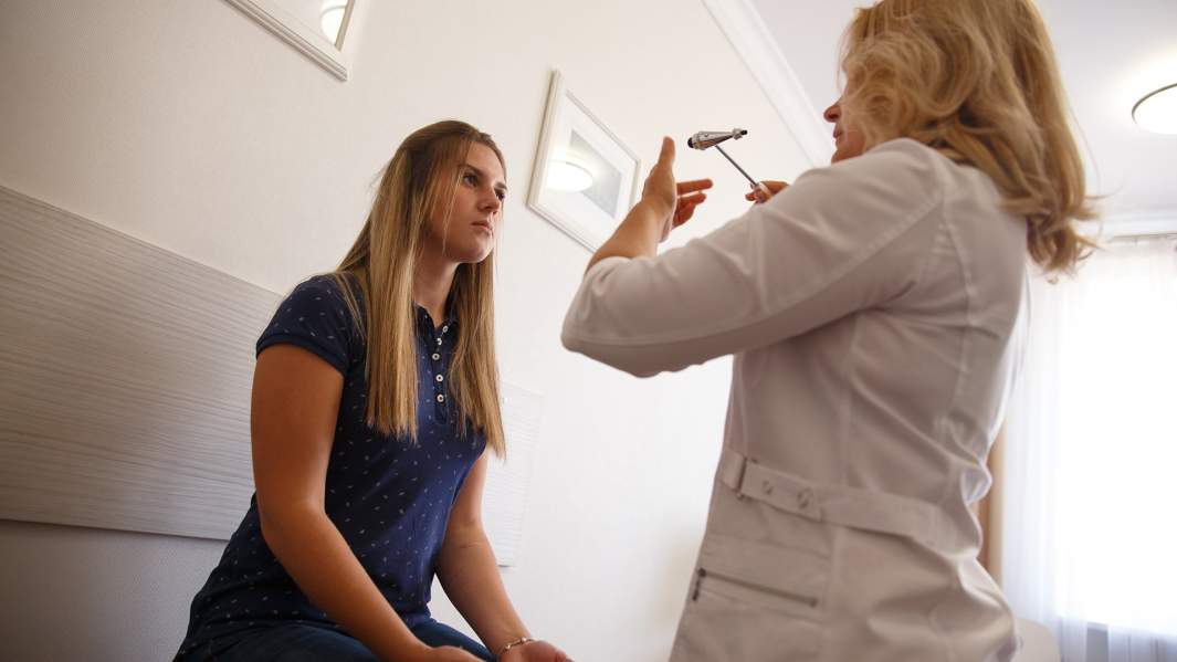 девушка на приеме у невролога
