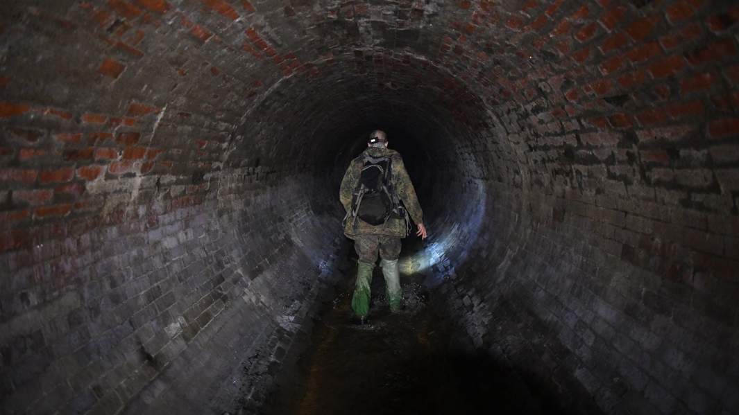 Диггер в коллекторе реки