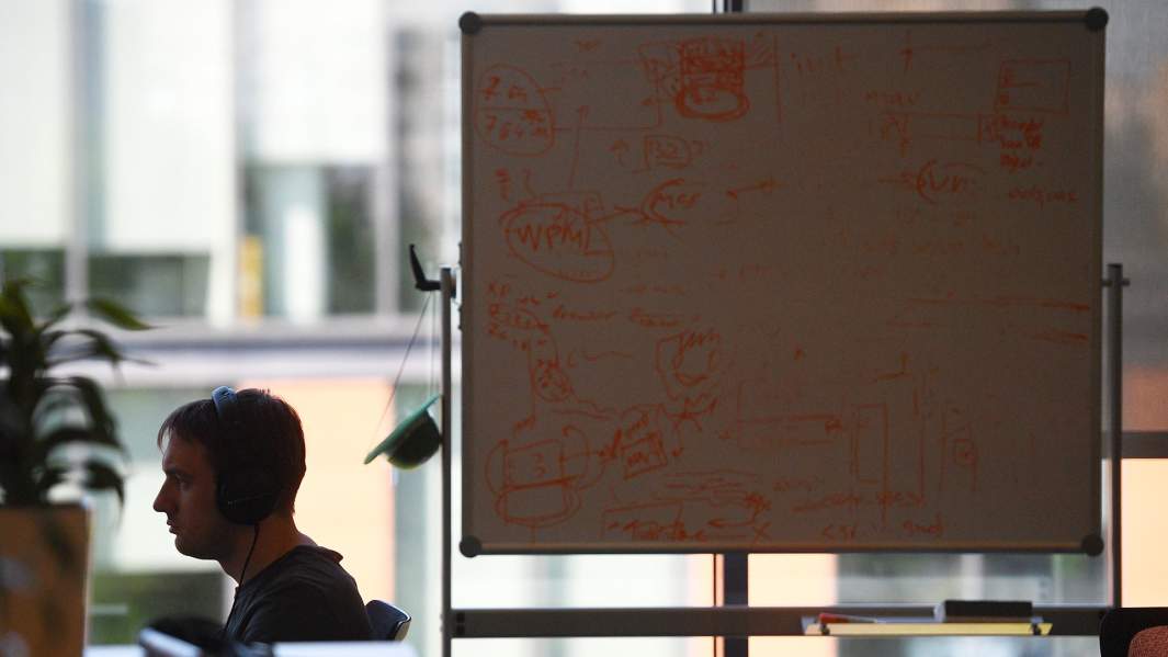 сотрудник компании по информационной безопасности