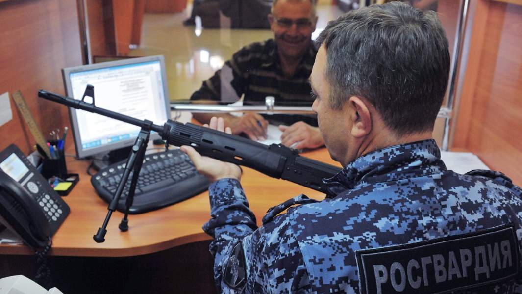 Сотрудник Центра лицензионно - разрешительной работы Управления Росгвардии по Тамбовской области принимает оружие для осмотра