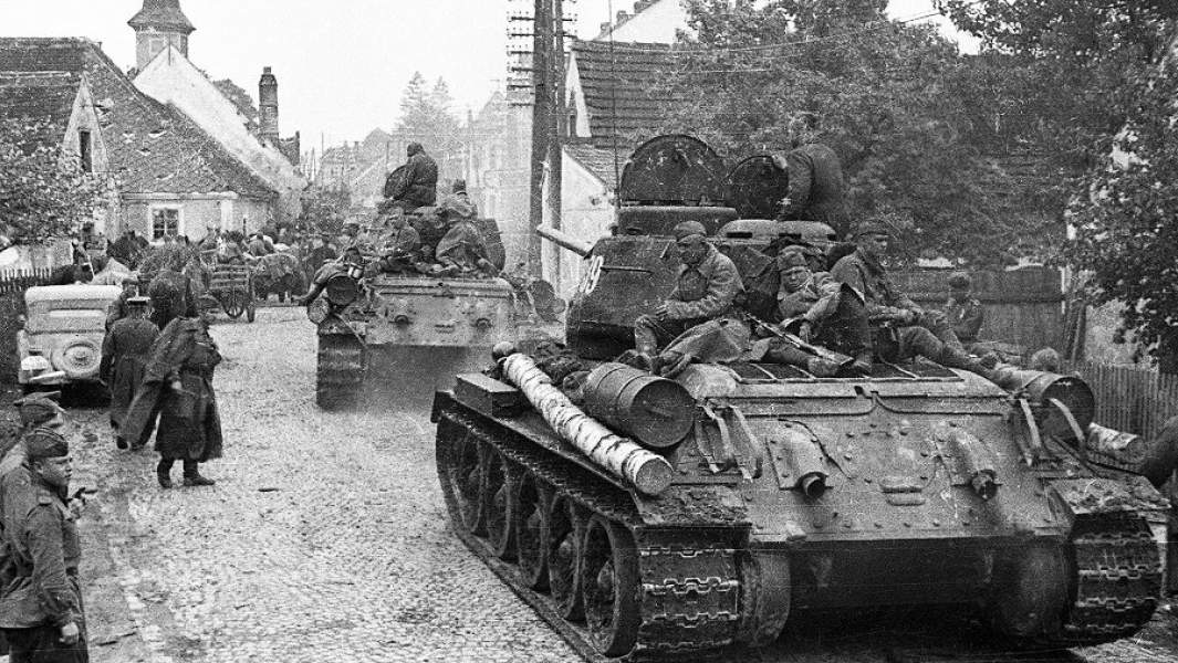 Советские танки идут по улице города Мельк 