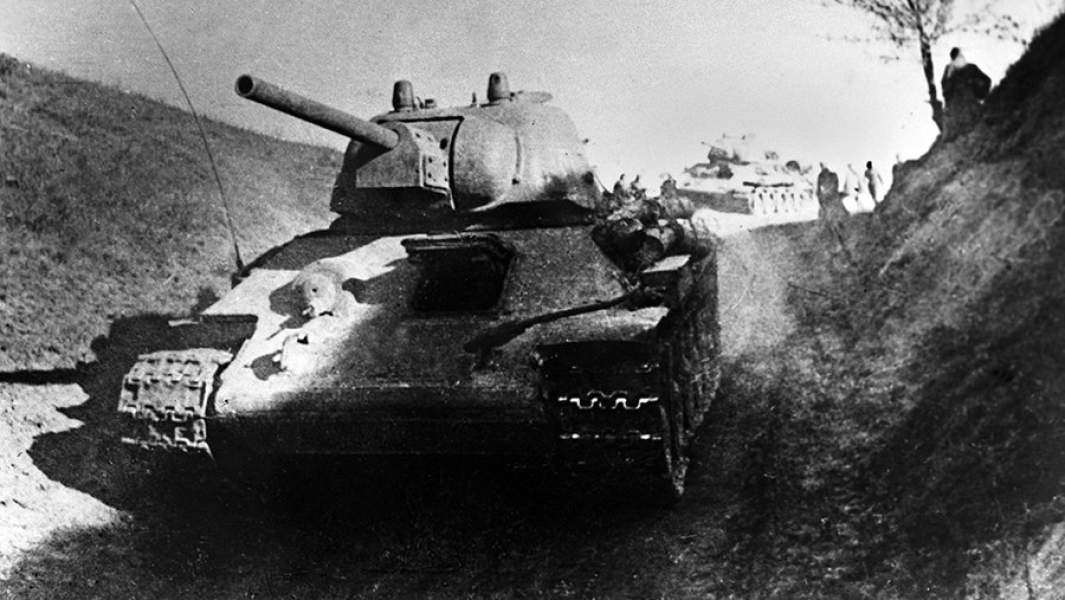 Танки Т-34 во время атаки на правом берегу Днепра