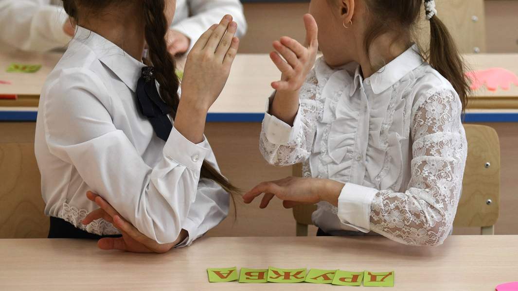 девочки в школе за партой