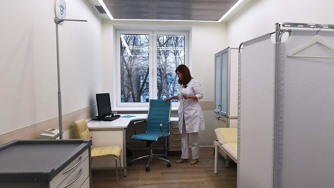 Врач в новом кабинете 