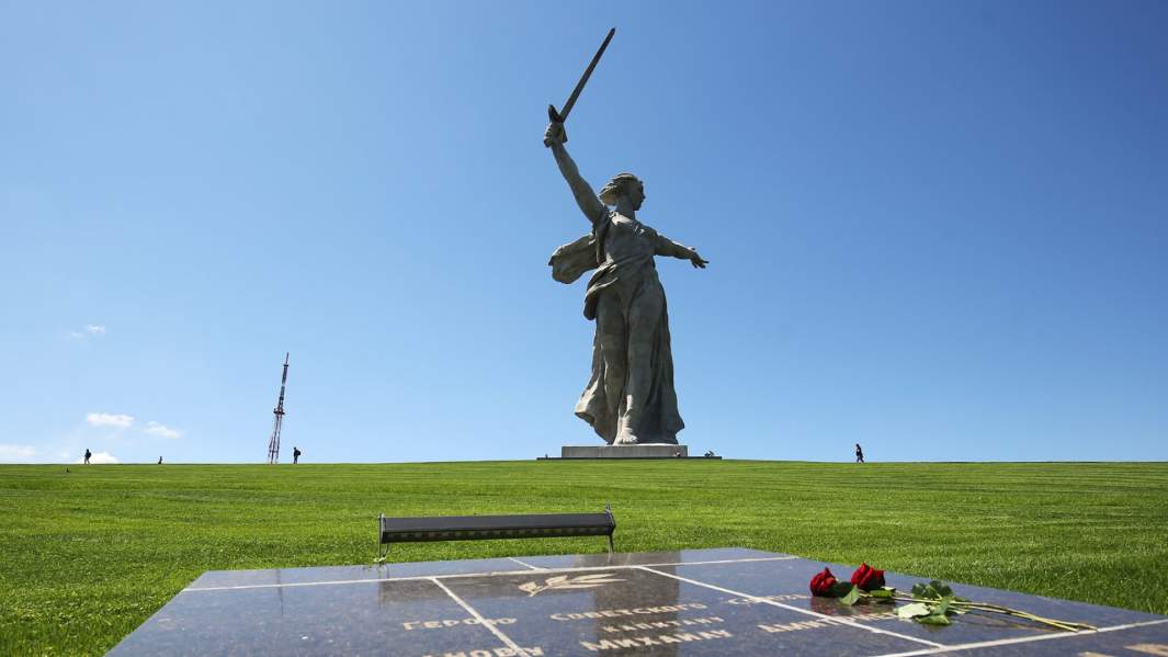 Монумент «Родина-мать зовет!»