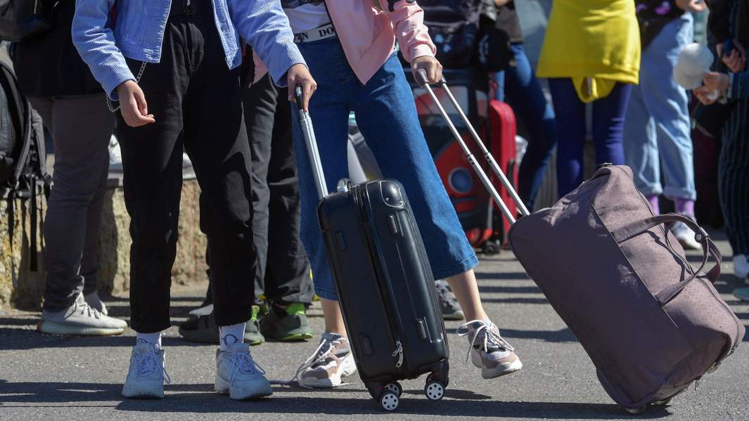 Из-за одного теста: Аксенова просят отметить ПЦР для приезжающих в Крым детей