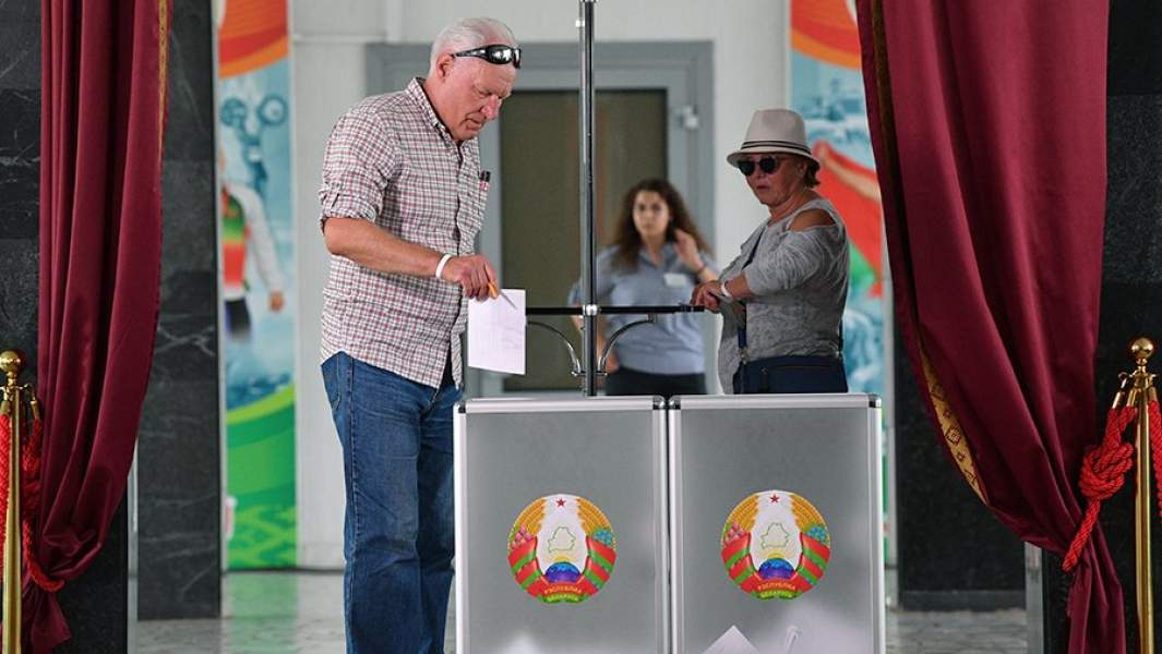 Мужчина голосует на выборах президента Белоруссии на избирательном участке в Минске