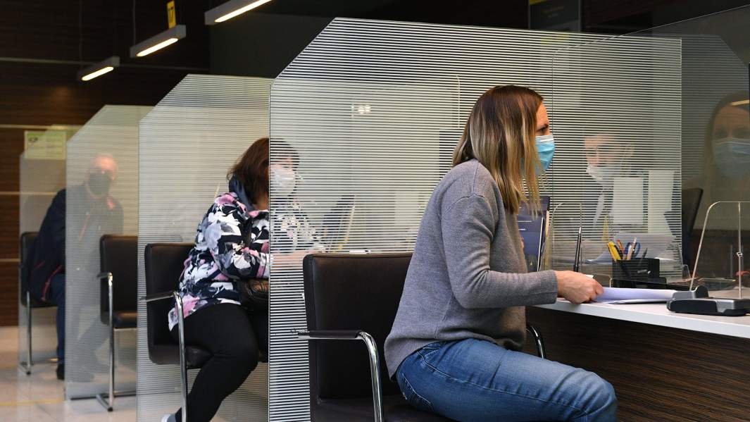 Посетители в отделении банка