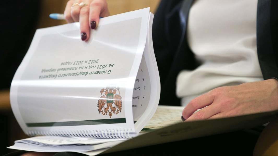 Буклет в руках сенатора «О параметрах проекта федерального бюджета на 2021 год и на плановый период 2022 и 2023 годов»