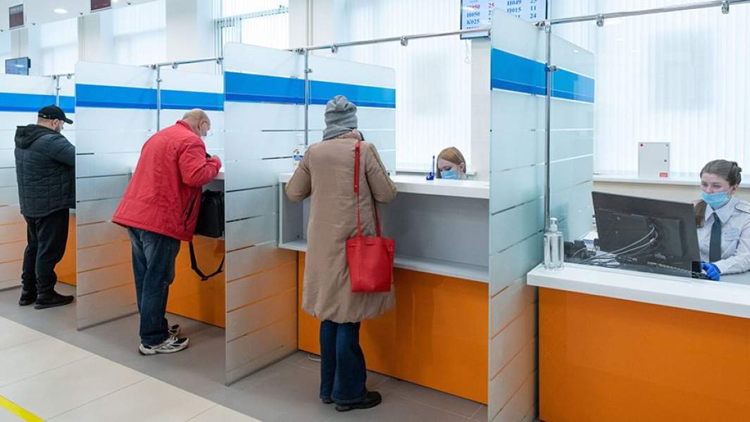 Посетители в новом здании Федеральной налоговой службы (ФНС)