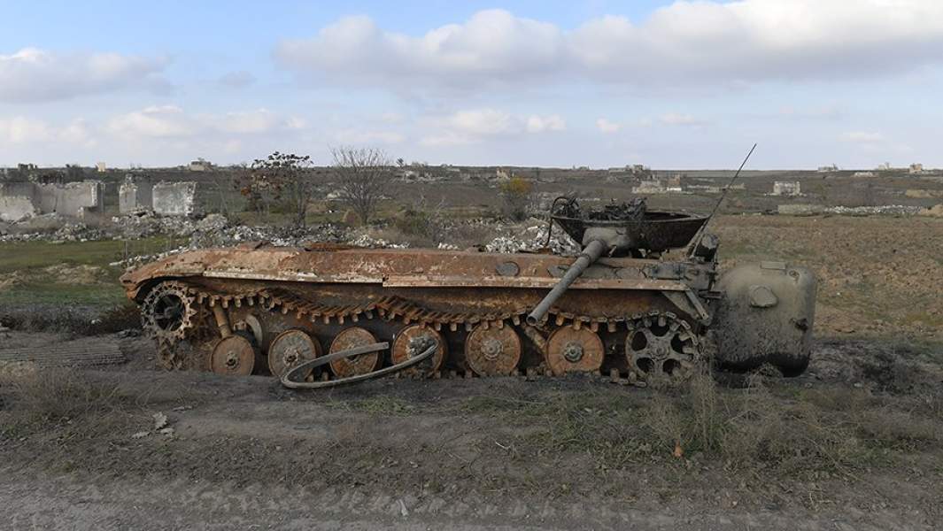 Брошенная армянская военная техника на дороге в Физули
