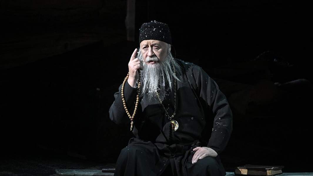 Актер Леонид Якубович в роли старца Никандра в спектакле "Лавр" в театре МХАТ им. М. Горького.