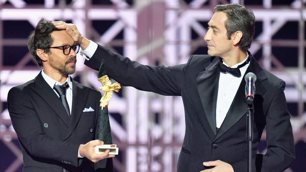 Актеры Артём Ткаченко (справа) и Павел Деревянко на церемонии вручения национальной премии в области кинематографии и телевидения за 2020 год «Золотой Орел»