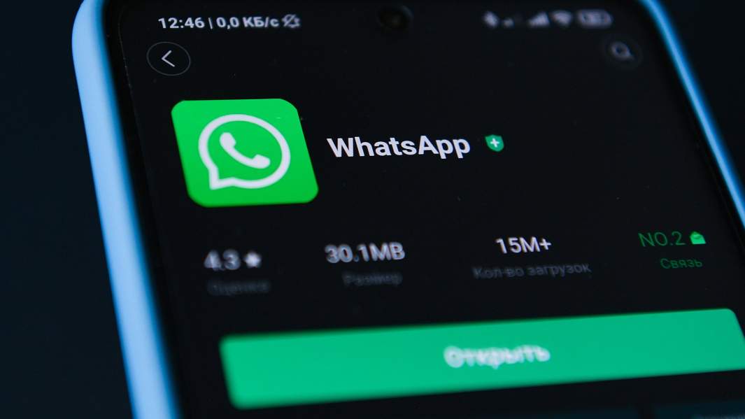 Иконка мессенджера WhatsApp на экране смартфона