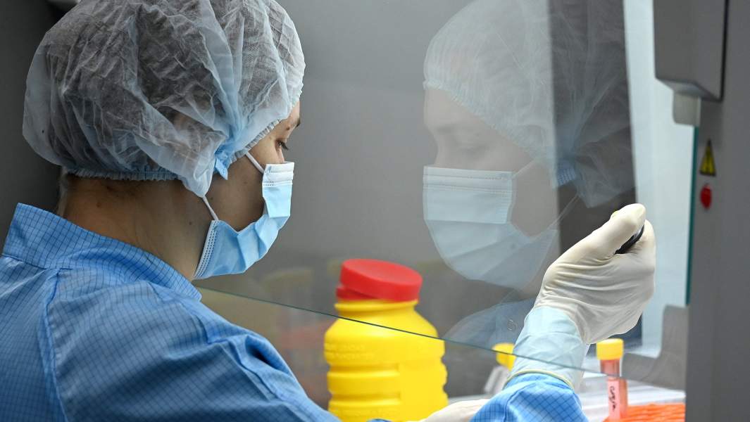 Сотрудник в лаборатории предприятия Государственного научного центра вирусологии и биотехнологии «Вектор»